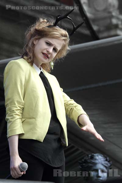 CHRISTINE AND THE QUEENS - 2012-07-20 - PARIS - Parvis de l'Hotel de Ville - 